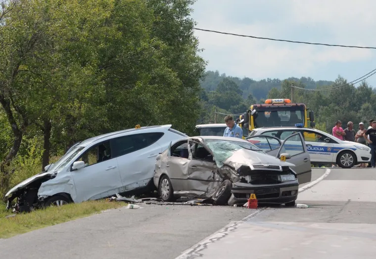 Jedna je osoba poginula u sudaru dva automobila u subotu kod mjesta Crevarska Strana u općini Gvozd.