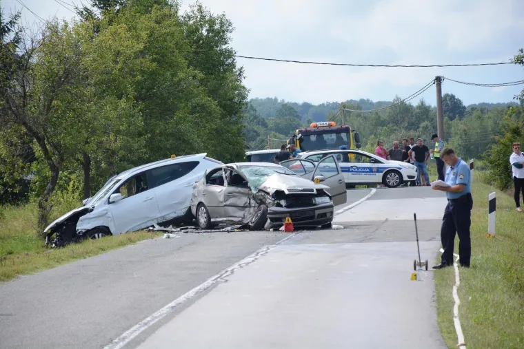 STRAVIČAN SUDAR KOD GVOZDA: Poginula jedna osoba, a ozlijeđena dva maloljetnika