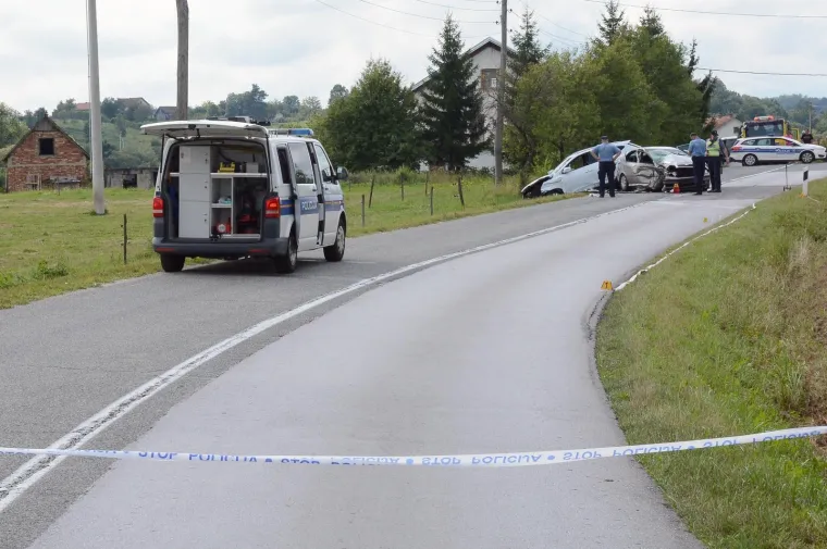 STRAVIČAN SUDAR KOD GVOZDA: Poginula jedna osoba, a ozlijeđena dva maloljetnika