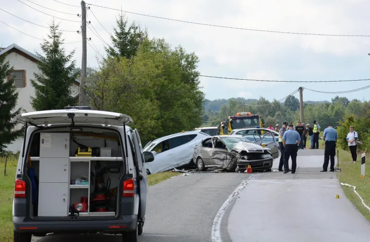STRAVIČAN SUDAR KOD GVOZDA: Poginula jedna osoba, a ozlijeđena dva maloljetnika