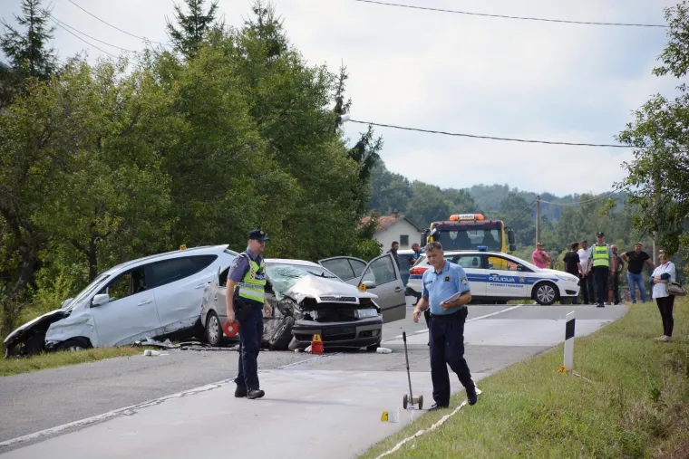 STRAVIČAN SUDAR KOD GVOZDA: Poginula jedna osoba, a ozlijeđena dva maloljetnika
