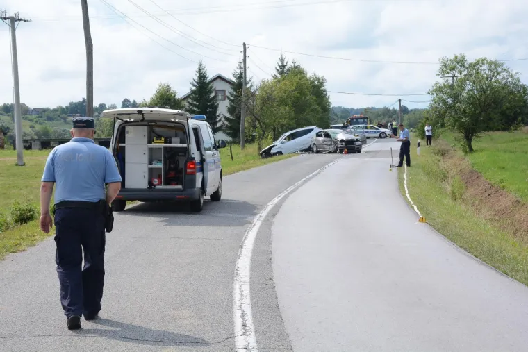 STRAVIČAN SUDAR KOD GVOZDA: Poginula jedna osoba, a ozlijeđena dva maloljetnika