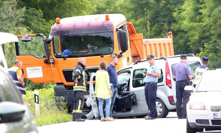 SUDAR AUTA I TERETNOG VOZILA KOD SLUNJA: Poginuo vozač osobnog vozila