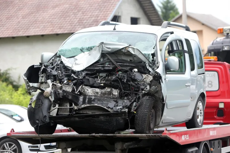 SUDAR AUTA I TERETNOG VOZILA KOD SLUNJA: Poginuo vozač osobnog vozila
