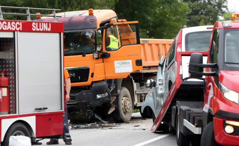 SUDAR AUTA I TERETNOG VOZILA KOD SLUNJA: Poginuo vozač osobnog vozila