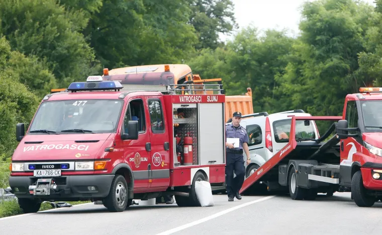 SUDAR AUTA I TERETNOG VOZILA KOD SLUNJA: Poginuo vozač osobnog vozila