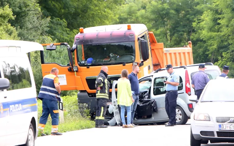 SUDAR AUTA I TERETNOG VOZILA KOD SLUNJA: Poginuo vozač osobnog vozila