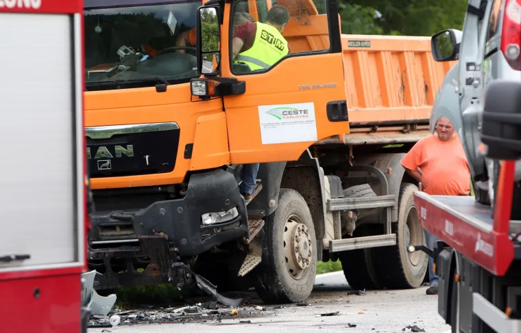U sudaru osobnog automobila i teretnog vozila koji se dogodio u 14,05 sati na D-1 u mjestu Točak kod Slunja jedna osoba je smrtno stradala. Poginuo je vozač osobnog automobila Renault Kangoo sisačkih registracija.