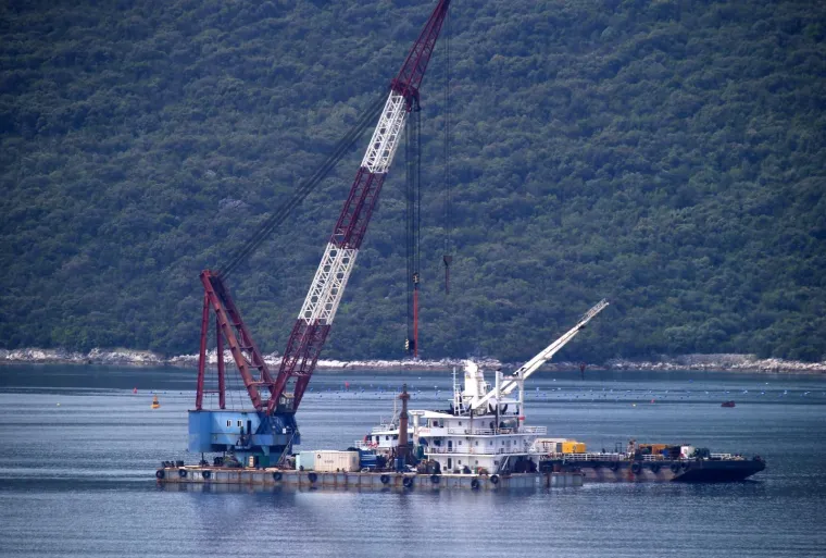 PELJE&Scaron;KI MOST IZRONIO IZNAD MORSKE POVR&Scaron;INE: Na pilote se postavljaju naglavne ploče
