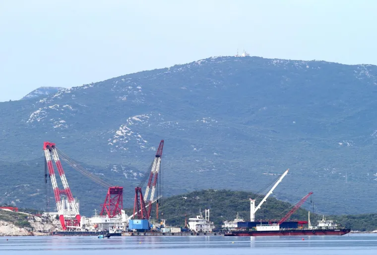 PELJE&Scaron;KI MOST IZRONIO IZNAD MORSKE POVR&Scaron;INE: Na pilote se postavljaju naglavne ploče