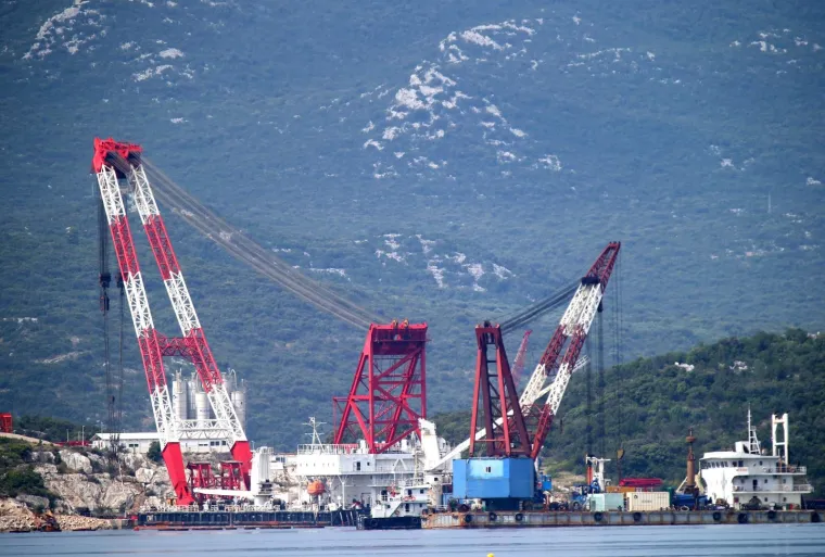 PELJE&Scaron;KI MOST IZRONIO IZNAD MORSKE POVR&Scaron;INE: Na pilote se postavljaju naglavne ploče