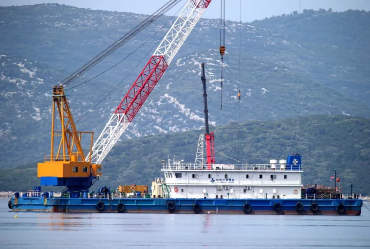 PELJE&Scaron;KI MOST IZRONIO IZNAD MORSKE POVR&Scaron;INE: Na pilote se postavljaju naglavne ploče