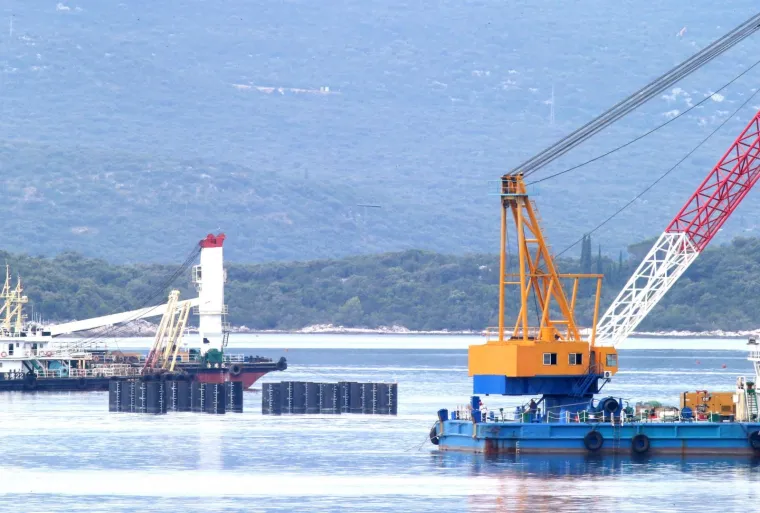 PELJE&Scaron;KI MOST IZRONIO IZNAD MORSKE POVR&Scaron;INE: Na pilote se postavljaju naglavne ploče