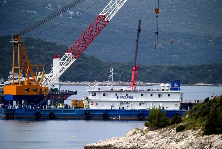 PELJE&Scaron;KI MOST IZRONIO IZNAD MORSKE POVR&Scaron;INE: Na pilote se postavljaju naglavne ploče