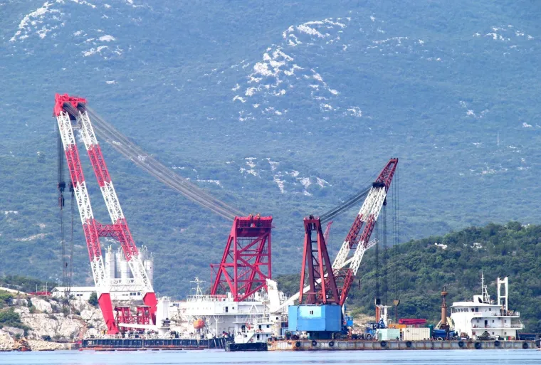 PELJE&Scaron;KI MOST IZRONIO IZNAD MORSKE POVR&Scaron;INE: Na pilote se postavljaju naglavne ploče
