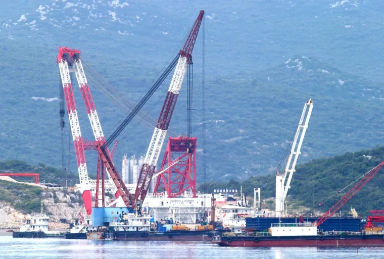 PELJE&Scaron;KI MOST IZRONIO IZNAD MORSKE POVR&Scaron;INE: Na pilote se postavljaju naglavne ploče