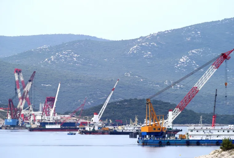 PELJE&Scaron;KI MOST IZRONIO IZNAD MORSKE POVR&Scaron;INE: Na pilote se postavljaju naglavne ploče