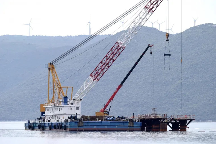 PELJE&Scaron;KI MOST IZRONIO IZNAD MORSKE POVR&Scaron;INE: Na pilote se postavljaju naglavne ploče