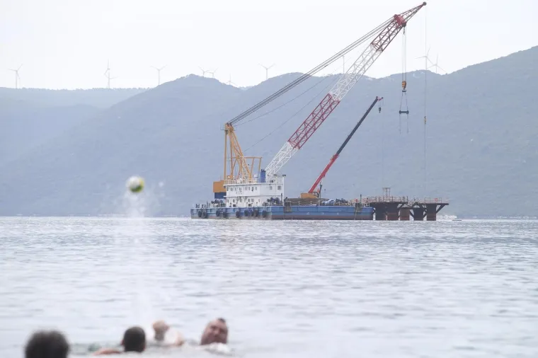 PELJE&Scaron;KI MOST IZRONIO IZNAD MORSKE POVR&Scaron;INE: Na pilote se postavljaju naglavne ploče