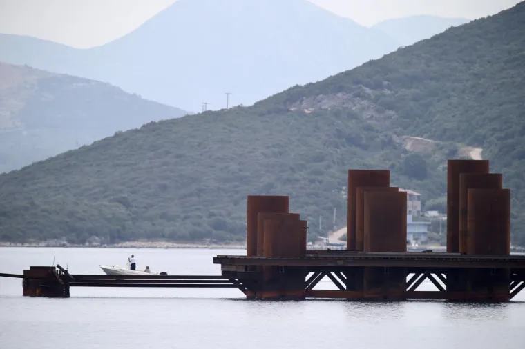 PELJE&Scaron;KI MOST IZRONIO IZNAD MORSKE POVR&Scaron;INE: Na pilote se postavljaju naglavne ploče