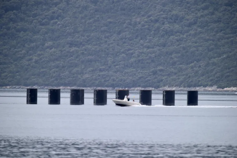 PELJE&Scaron;KI MOST IZRONIO IZNAD MORSKE POVR&Scaron;INE: Na pilote se postavljaju naglavne ploče