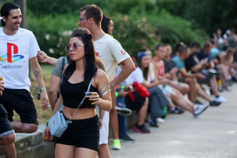 U Splitu je to jednostavno tako: Među razgolićenim partijanericama &scaron;eću i - svećenici