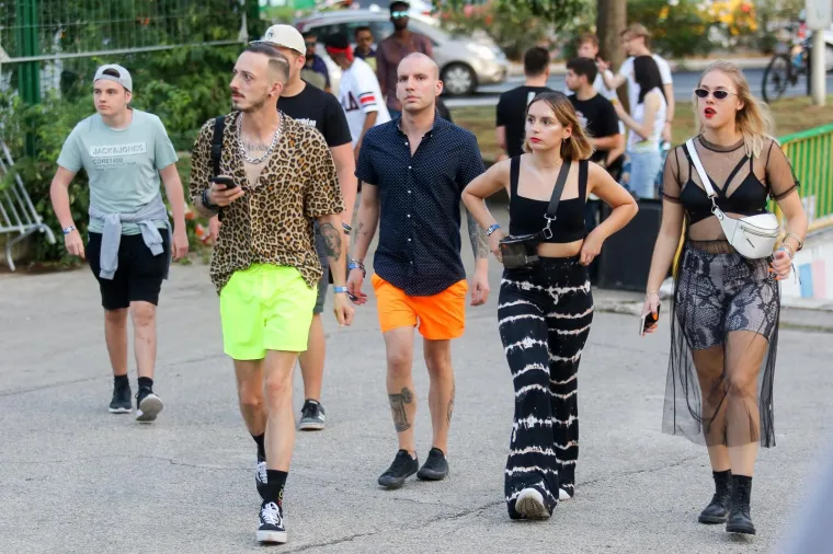 U Splitu je to jednostavno tako: Među razgolićenim partijanericama &scaron;eću i - svećenici