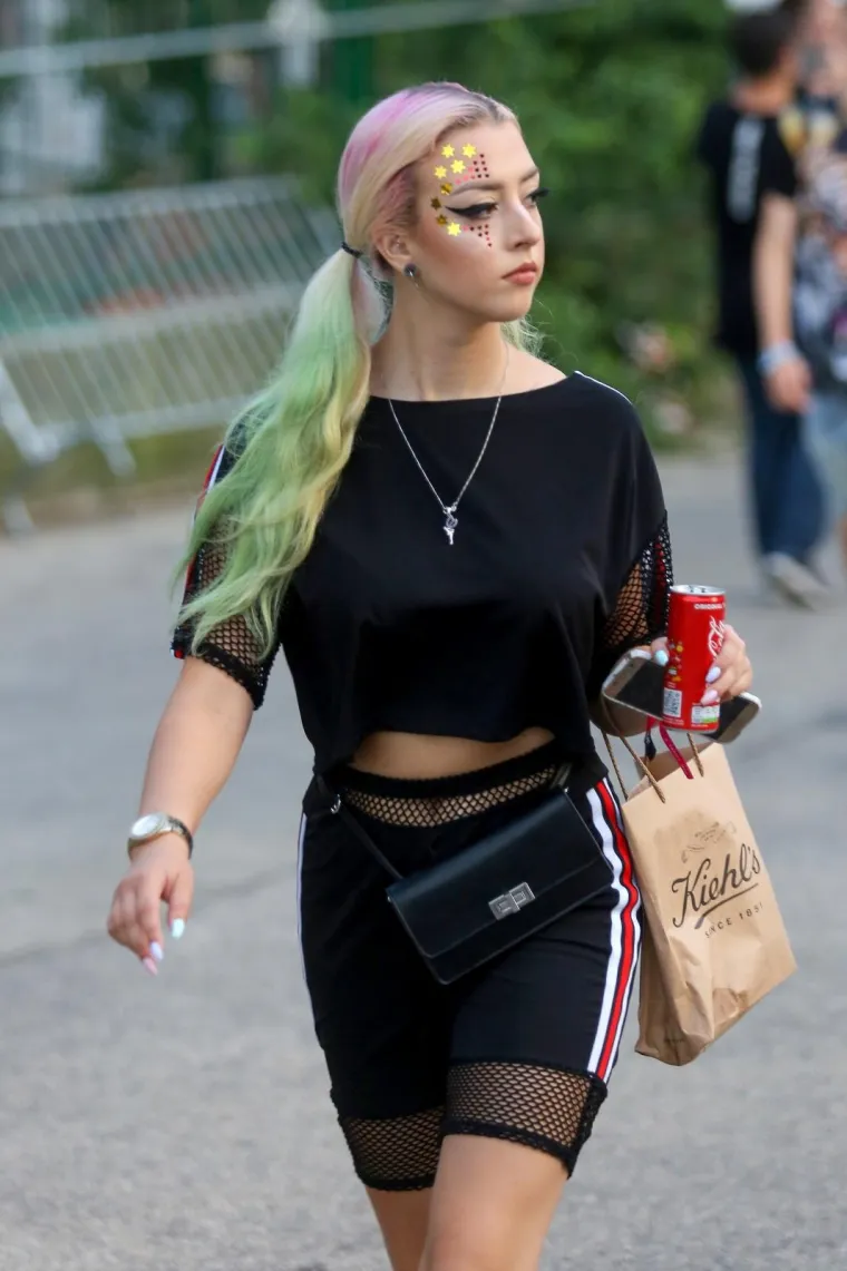 U Splitu je to jednostavno tako: Među razgolićenim partijanericama &scaron;eću i - svećenici