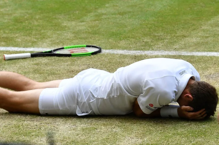 Kolumbijski tenisači Juan Sebastian Cabal i Robert Farah postali su prvi Grand Slam pobjednici u paru nakon &scaron;to su u subotnjem maratonskom finalu pobijedili Nicolasa Mahuta i Edouarda Roger-Vasselina sa 6-7(5) 7-6(5) 7-6(6) 6-7(5) 6-3 nakon četiri sata i 57 minuta velike borbe na sredi&scaron;njem terenu u Wimbledonu.