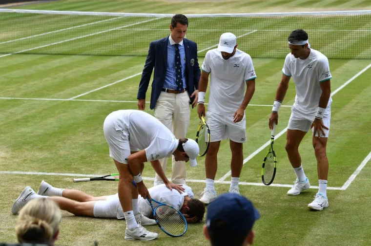 Zbog dužine trajanja meča, posljednji set je odigran pod krovom sredi&scaron;njeg terena u All England Clubu, a finale ženskih parova koje je bilo na rasporedu nakon finala mu&scaron;kih parova bit će odigrano u nedjelju nakon finalnog dvoboja Novaka Đokovića i Rogera Federera, dok će se na&scaron; Ivan Dodig i Tajvanka Latisha Chan boriti za naslov u mje&scaron;ovitim parovima protiv &Scaron;veđanina Roberta Lindstedta i Latvijke Jelene Ostapenko boriti na terenu broj 1.