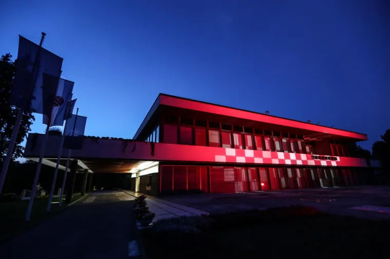 Pantovčak u crveno-bijelim kockicama