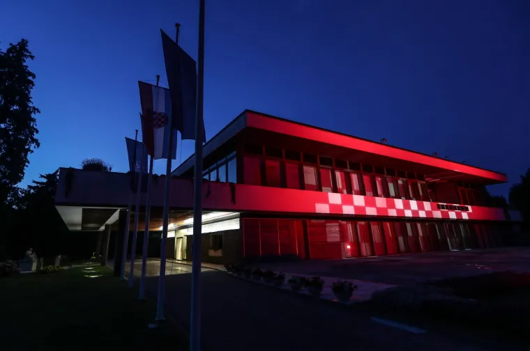 Pantovčak u crveno-bijelim kockicama