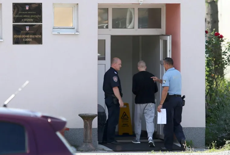 Ovo je vozač koji se BMW-om zabio u obitelj na naplatnim kućicama Sv. Helena