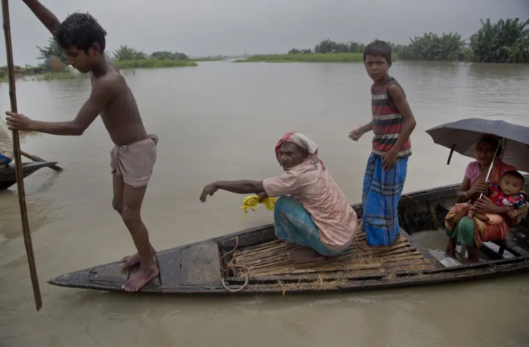 Monsunske kiše na sjeveru i istoku Indije sve su snažnije te su pogodile oko 4,5 milijuna ljudi dok su tisuće ostale bez domova.Neki od njih su raseljeni ili zatočeni u domovima, a njihovi usjevi i stoka pretrpjeli su veliku štetu