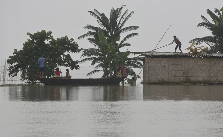 Monsunske ki&scaron;e na sjeveru i istoku Indije sve su snažnije te su pogodile oko 4,5 milijuna ljudi dok su tisuće ostale bez domova.Neki od njih su raseljeni ili zatočeni u domovima, a njihovi usjevi i stoka pretrpjeli su veliku &scaron;tetu