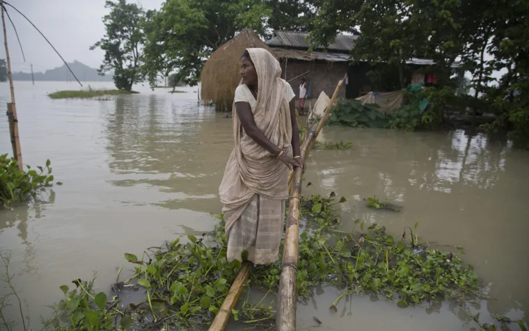 Monsunske ki&scaron;e na sjeveru i istoku Indije sve su snažnije te su pogodile oko 4,5 milijuna ljudi dok su tisuće ostale bez domova.Neki od njih su raseljeni ili zatočeni u domovima, a njihovi usjevi i stoka pretrpjeli su veliku &scaron;tetu