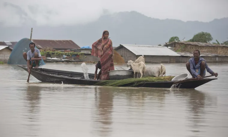 Monsunske ki&scaron;e na sjeveru i istoku Indije sve su snažnije te su pogodile oko 4,5 milijuna ljudi dok su tisuće ostale bez domova.Neki od njih su raseljeni ili zatočeni u domovima, a njihovi usjevi i stoka pretrpjeli su veliku &scaron;tetu
