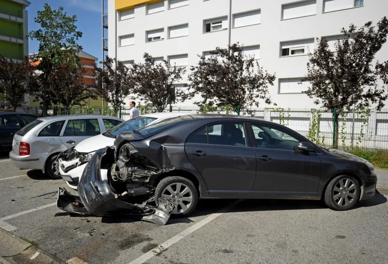 U sudaru dva osobna automobila na Cvjetnoj cesti oštećena su i dva parkirana automobila.