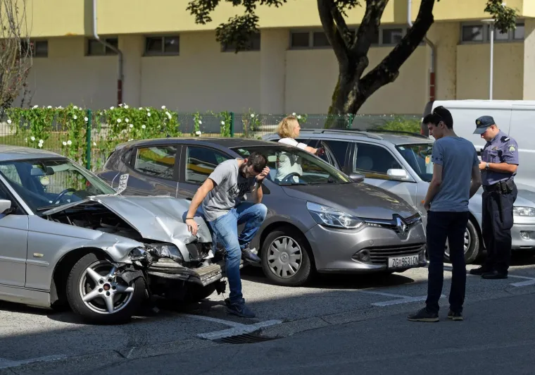 SUDAR AUTOMOBILA U ZAGREBU: Nastradala i parkirana osobna vozila