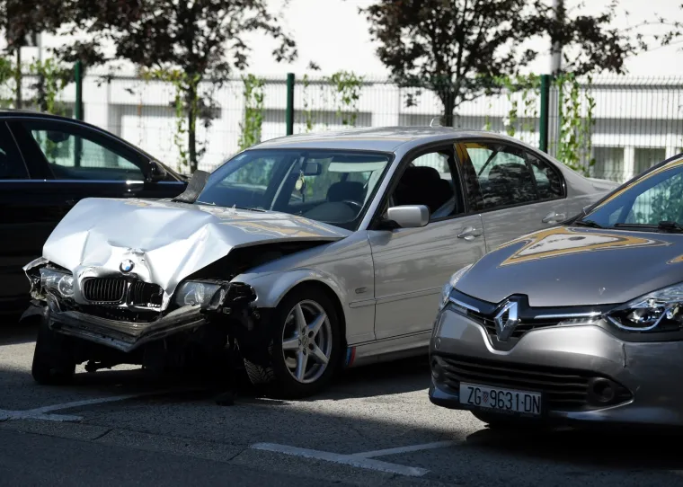 SUDAR AUTOMOBILA U ZAGREBU: Nastradala i parkirana osobna vozila