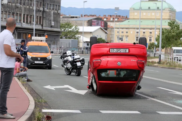 U Rijeci se dogodila prometna nesreća na križanju ulice Andrije Kačića Miošića i ulice Brajdica, u kojoj su sudjelovala dva osobna vozila. Jedno od vozila se od siline udarca okrenulo na krov. Nema teže ozlijeđenih.
