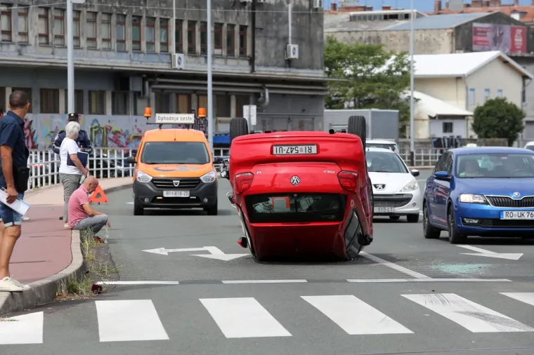 SUDAR U RIJECI: Od siline udarca automobil završio na krovu