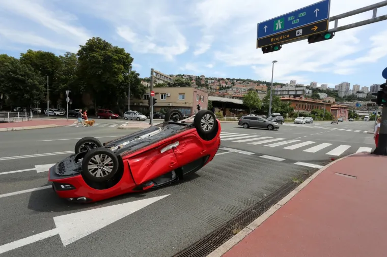 SUDAR U RIJECI: Od siline udarca automobil završio na krovu