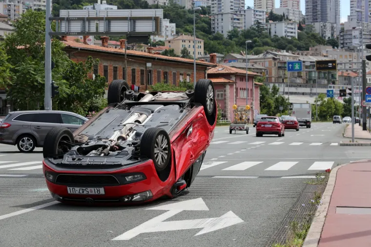 SUDAR U RIJECI: Od siline udarca automobil završio na krovu