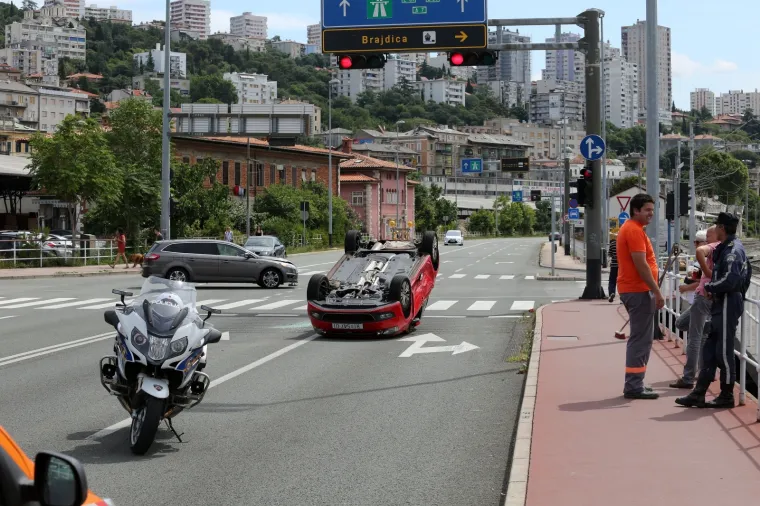 SUDAR U RIJECI: Od siline udarca automobil završio na krovu