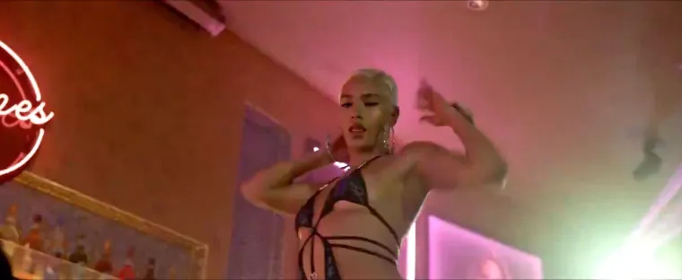 Seksepilna Jennifer Lopez u filmu "Hustlers" glumi kratko ošišanu striptizetu.