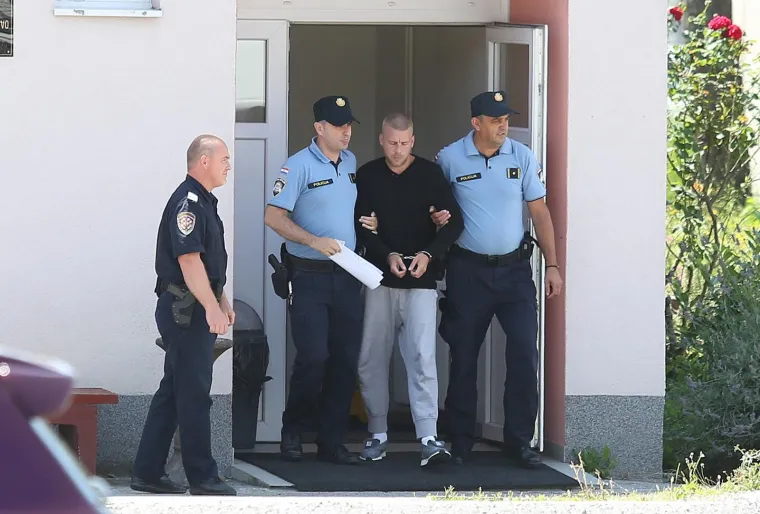 Odlazak vozača koji se zabio u tročlanu obitelj na naplatnim kućicama kod Sv. Helene u pratnji policije nakon ispitivanja u prostorijama Općinskog državnog odvjetništva.