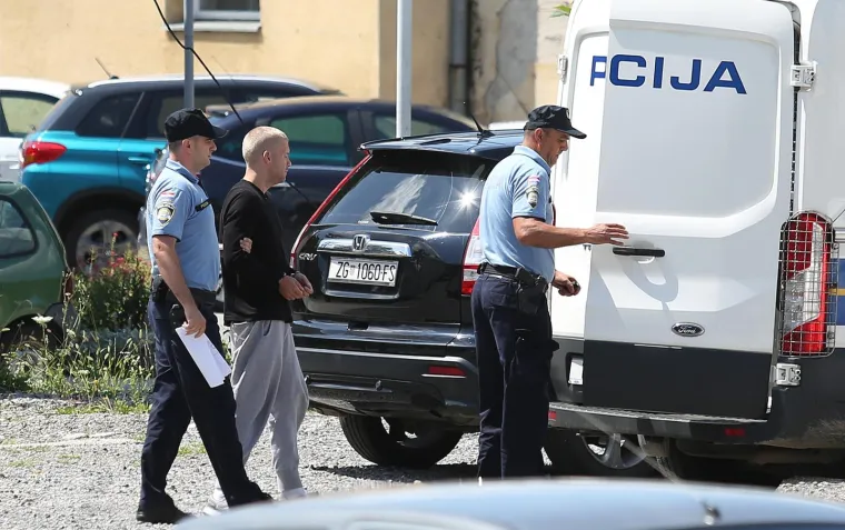 POLICIJA ISPRATILA VOZAČA BMW-A KOJI JE TEŠKO OZLIJEDIO TROČLANU OBITELJ: Ispitan je u Općinskom državnom odvjetništvu