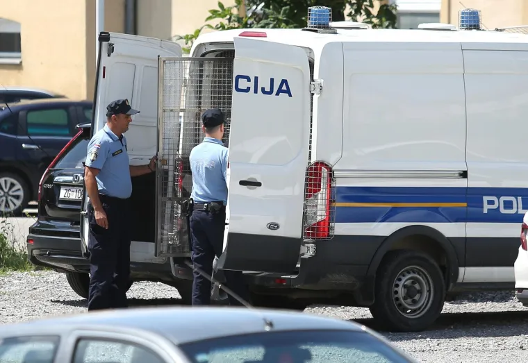 POLICIJA ISPRATILA VOZAČA BMW-A KOJI JE TEŠKO OZLIJEDIO TROČLANU OBITELJ: Ispitan je u Općinskom državnom odvjetništvu