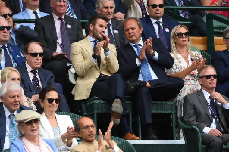 [FOTO] MA NEMA TE KRALJEVSKE OBITELJI KOJU ON NE BI ZASJENIO: Legendarni nogometa&scaron; 'ukrao show' na tribinama WImbledona